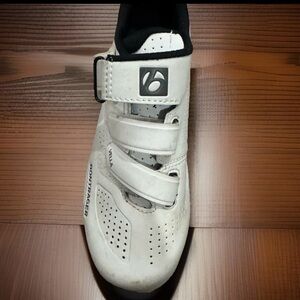 Women's size 5.5 White Bontrager Vella Road Cycling Shoes Cleats only